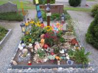 childsgraveinlauterbrunnencemetery_small.jpg