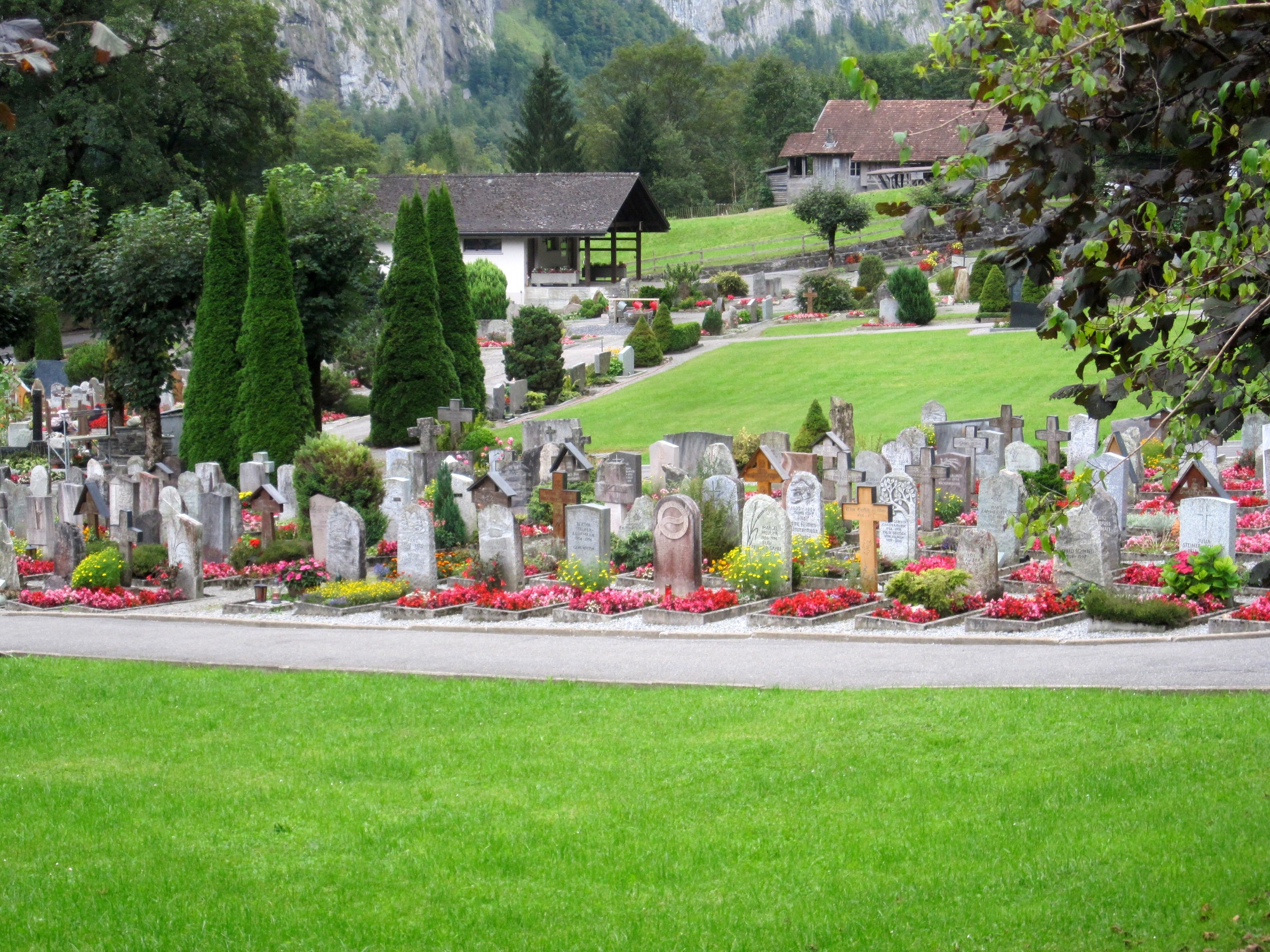 lauterbrunnencemetery2.jpg