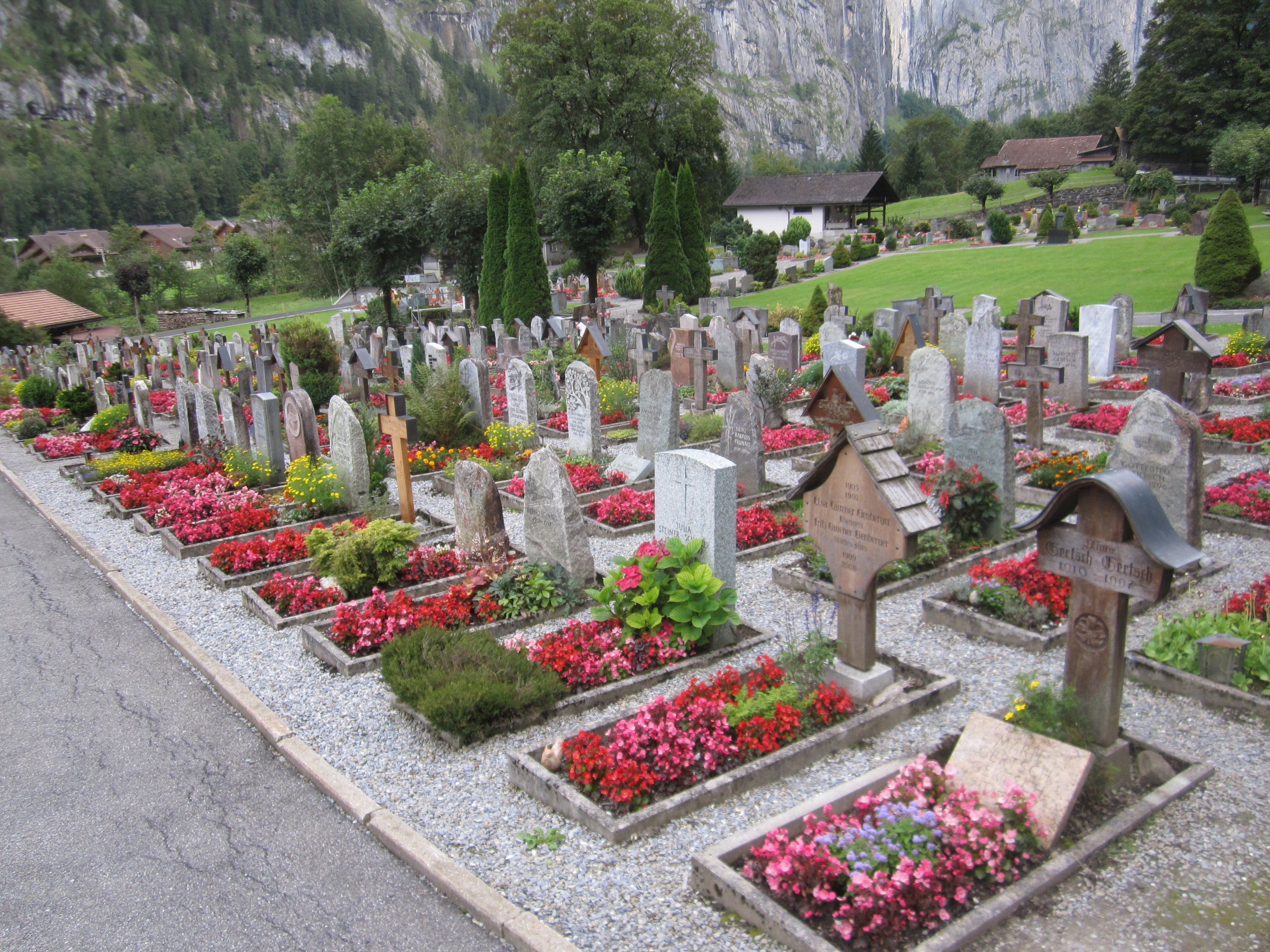 lauterbrunnencemetery3.jpg