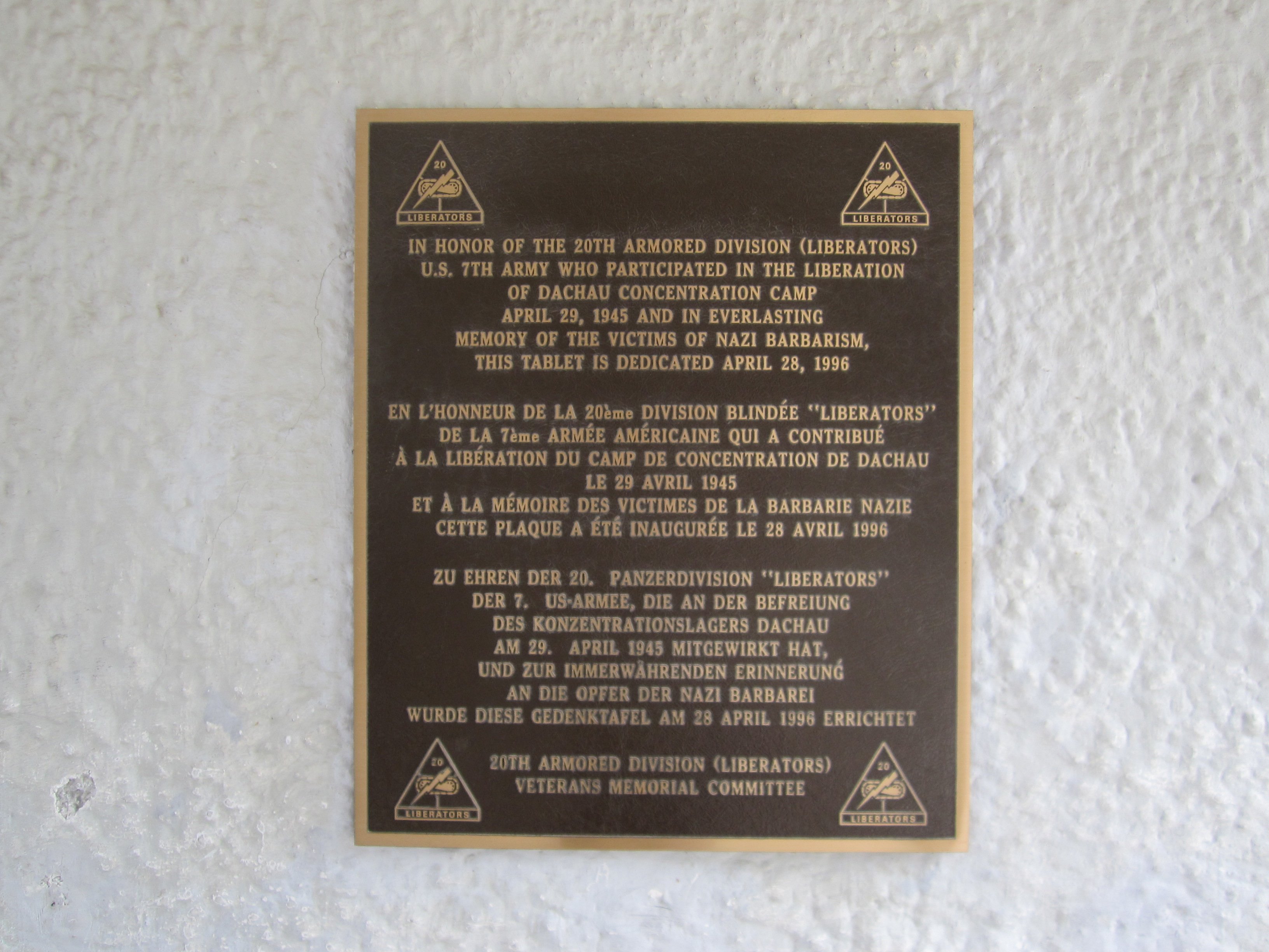 dachaumemorialplaque.jpg